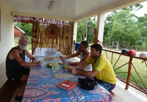 Le repos des spéléos, boisson fraîche avant le repas, chez Jeanne.