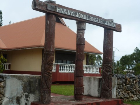 Il est écrit : Grande Chefferie de Wetr (Wetch en Lifou)