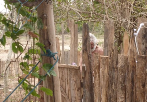 un monstre poilu en cage!