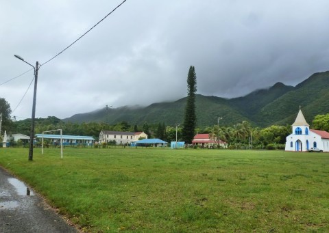 Village et tribu de Touaourou : la mission, le terrain de sports et l'école. A gauche se trouvent le marché... et le lagon 